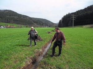 Rolf Pfefferle (links)  und Rudi Allgaier am Storchengraben. Dieser wird von den Vögeln sehr gern genutzt.  Foto: Krafczyk