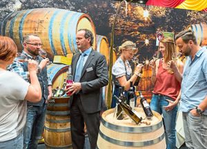 Die Besucher können auf der Messe Wein verköstigen und ihr Fachwissen bei Experten vertiefen. Foto: Veranstalter Foto: Lahrer Zeitung