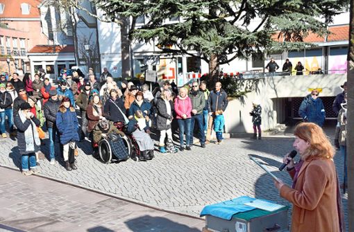 Anette Franz (rechts) bei ihrer samstäglichen Demo auf dem Rathausplatz Foto: Schabel