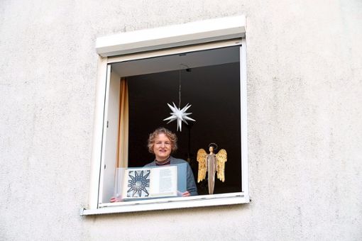 Pfarrerin Anke Doleschal an ihrem Fenster mit einer Tafel von Engelweg.Foto: Kiryakova Foto: Lahrer Zeitung