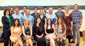 Die Absolventen des Abendgymnasiums  zusammen mit ihren Lehrern und VHS-Leiterin Carmen Wenkert  (links)  Foto: Baublies Foto: Lahrer Zeitung
