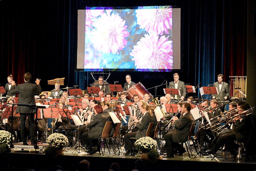 Die Stadtkapelle mit Dirigent Nicolas  Reed bescherte ihren Zuhörern bei der Chrysanthemengala einen schönen Abend.  Fotos: Baublies