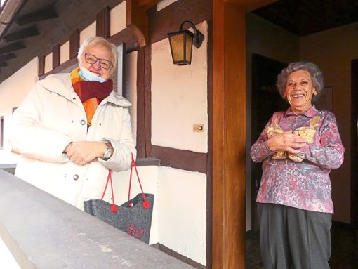 Hildegard Kern (links) brachte  Hilda Boos aus Meißenheim Selbstgebackenes. Foto: Bohnert-Seidel