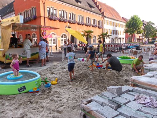 Urlaubsfeeling in Kenzingen: Dank Sand, Palmen, Cocktails und Schwimmbecken wurde die Hauptstraße zum Strand. Fotos: Ehrmann Foto: Lahrer Zeitung