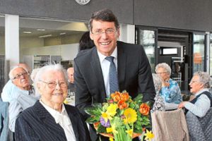 Blumen für die älteste Ettenheimerin: Bürgermeister Bruno Metz ehrte Anna Schwab aus Altdorf.  Foto: Hiller Foto: Lahrer Zeitung