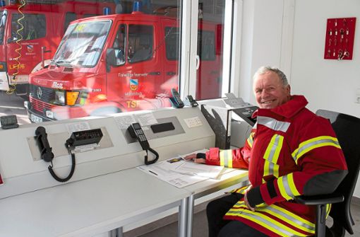 Friedrich Uhl sitzt bald nicht mehr als Kommandant in der Mühlenbacher Feuerwehr-Zentrale. Er scheidet nach seinem 65. Geburtstag aus. Foto: Störr