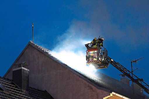 Die Feuerwehr Lahr hatte die Gefahrenlage am Samstagmorgen schnell unter Kontrolle: Mit einer Drehleiter rettete sie die Frau vom Hausdach und löschte den Brand zügig.  Foto: Künstle