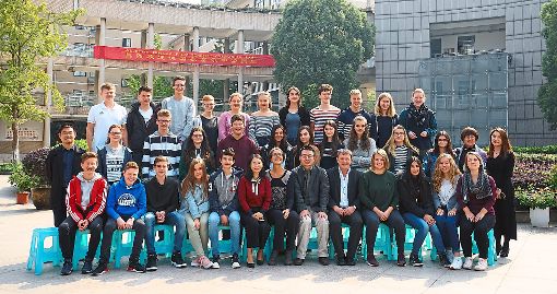 Die Schülergruppe mit Gymnasiasten aus Lahr, Ettenheim und Hangzhou vor der Partnerschule in Hangzhou  Foto: Schule