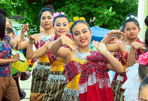 Farbenprächtig: Thailändische Tänzerinnen faszinierten am Sonntag in landestypischer Kleidung und zu passender Musik mit anmutigen Bewegungen.  Foto: Decoux-Kone