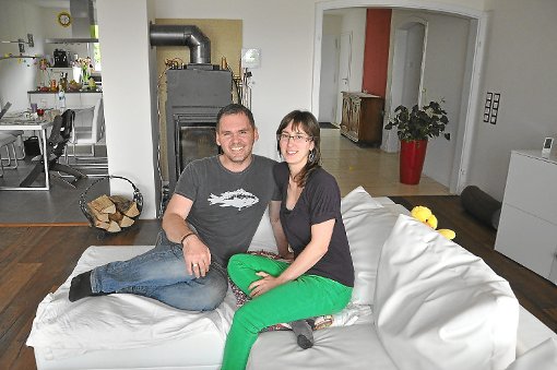 Frank und Tina Krause sitzen im Wohnzimmer ihres energetisch sanierten Hauses vor dem Scheitholzofen mit Wassertasche, der für eine angenehme und gesunde Temperatur sorgt.  Foto: Maier Foto: Lahrer Zeitung