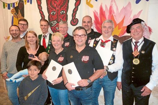 Rudi Maurer (rechts) ehrte stellvertretend für die VSAN sieben Narren und begrüßte fünf neue Mitglieder. Foto: Becker Foto: Schwarzwälder Bote