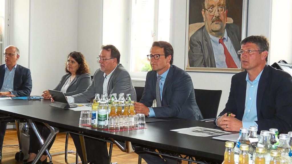 OB Marco Steffens (zweiter von rechts) und sein Rathaus-Team sehen der LGS-Bewerbung gespannt entgegen.  Foto: Jäger Foto: Lahrer Zeitung