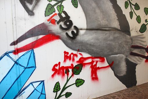 Das Graffiti-Kunstwerk in der Haslacher Bahnunterführung ist von Vandalen übersprüht worden – und die Entfernung der Schmierereien ist teuer. Die Stadt setzt nun Belohnung für Hinweise aus.Foto: Stadt Haslach Foto: Schwarzwälder Bote