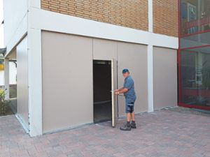 Der Hausmeister der Ringsheimer Schule, Andreas Schmidt, öffnet die Tür des neuen Lagerraums. Foto: Gemeinde Foto: Lahrer Zeitung