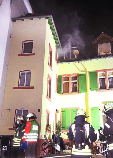 Das Feuer brach  im zweiten  Stock des Mehrfamilienhauses aus.  Foto: Künstle