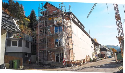 Die Gemeinde rechnet damit, dass das Haus zum sozialen Wohnungsbau im März 2019 fertig gestellt sein wird.  Foto: Reinhard