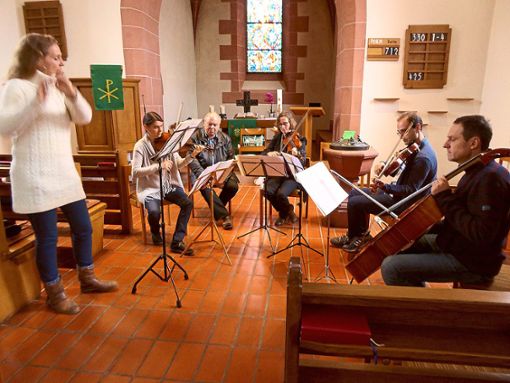 Noch probt das Kammermmusik-Ensemble Freiburg. Doch  dieses Wochenende beschließt es mit einem ungewöhnlichen Programm die Heiligenzeller Schlosskonzerte.   Foto: Brassel Foto: Lahrer Zeitung