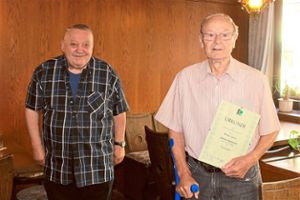 Vereinsvorstand Josef Schmid (links) ehrte Hermann Lehmann für seine 40-jährige aktive Mitgliedschaft im Verein.Foto: Störr Foto: Schwarzwälder Bote