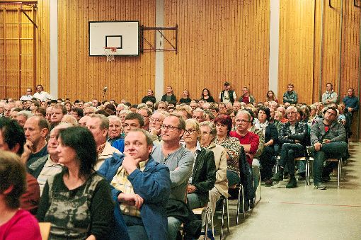 Interessiert hörten die Mühlenbacher den drei Bewerbern zu, die  in den vergangenen Wochen einen umfangreichen Wahlkampf geführt haben.   Foto: Reinhard