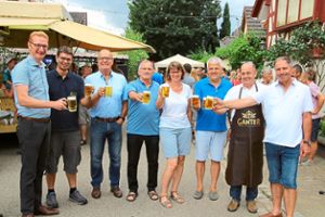 Die  Gastgeber des Stockbrunnenfests stoßen mit einem Bier an, unter anderem Bürgermeister Thomas Gedemer (links), Martin Scheidel (rechts) und Ortsvorsteher Ralf Obergföll (links daneben). Foto: Schnabl Foto: Lahrer Zeitung