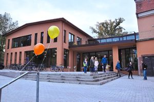 Der Erweiterungsbau ist mit dem Altbau der Grundschule verbunden (rechts). Zur Begrüßung der Besucher wehten dort gestern bunte Luftballons.   Foto: Schabel