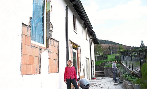 Pfarrerin Anke Doleschal vor dem neuen Seitenfenster, durch das mehr Licht in die Kirche hineinkommt. Foto: Kiryakova