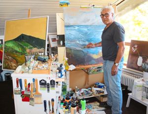 Der 71-jährige Bernhard Moog in seinem Atelier: Am Wochenende sind im Alten Rathaus in Rust rund 100 seiner Werke zu bewundern. Die Vernissage ist am Freitag ab 19 Uhr. Foto: mut Foto: Lahrer Zeitung