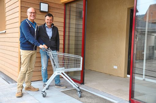 Rainer Wenglein (links) und Stefan Göppert vom Dorfladen-Vorstandsteam werden die Gewinner von LZ Exklusiv am Montag, 22. Oktober, empfangen. Foto: Weber