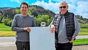 Die beiden Unternehmer Christopher (links) und Karl-Heinz Schmidt sind überzeugt, dass Infrarot-Technik auf dem Weg zur Energiewende hilft und eine Alternative zu Wärmepumpen darstellt. Foto: Köhler