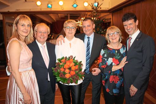 Sabine und Francoise Ritter (Bildmitte) sind seit 25 Jahren im Hotel Dollenberg. Ihnen dankten Birgit und Meinrad Schmiederer (links) sowie Ulrike und Martin Herrmann (rechts). Foto: Dollenberg
