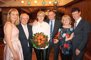Sabine und Francoise Ritter (Bildmitte) sind seit 25 Jahren im Hotel Dollenberg. Ihnen dankten Birgit und Meinrad Schmiederer (links) sowie Ulrike und Martin Herrmann (rechts). Foto: Dollenberg