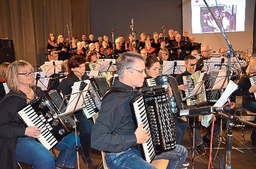 Der Akkordeonclub Ottenheim und der evangelische Kirchenchor Ichenheim begeisterten bei ihrem gemeinsamen Konzert in der Rheinauenhalle.   Foto: Bühler