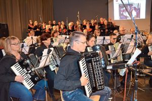Der Akkordeonclub Ottenheim und der evangelische Kirchenchor Ichenheim begeisterten bei ihrem gemeinsamen Konzert in der Rheinauenhalle.   Foto: Bühler