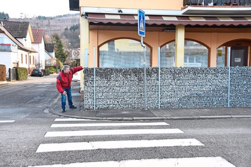 Anwohner Rüdiger Liedtke blickt um die Ecke der Mauer an der Ecke Steinbruckstraße/Lahrer Straße. Er befürchtet, Fußgänger könnten auf dem Zebrastreifen angefahren werden.   Foto: Röckelein