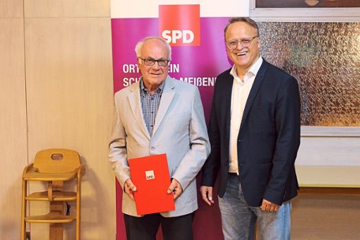 Theo Reith (links) ist von Karl-Rainer Kopf für 40 Jahre Treue ausgezeichnet worden.  Foto: Lehmann Foto: Lahrer Zeitung