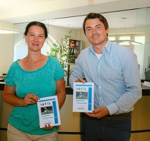 Freuen sich über ein Heft voller Spaß: Organisatorin Heidi Kriegeskotte und Bürgermeister Matthias Gutbrod. Foto: dec Foto: Lahrer Zeitung