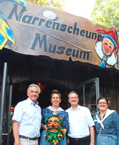 Bei der Übergabe Rämässer-Maske (von links): Jürgen Mack, Eva Obergföll, Pascal Weber und Ruth Volz Foto: Gemeinde Foto: Lahrer Zeitung
