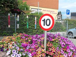 Wer das kleine Schild vor dem Kindergarten in Oberschopfheim aufgestellt hat, bleibt unklar. Foto: cbs