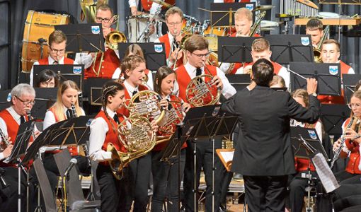 Dirigent Marco Kaulke feierte mit dem Frühjahrskonzert sein Debüt in der Schuttertäler Festhalle für die Trachtenkapelle Schuttertal. Foto: Dach