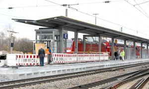 Die Modernisierung des  Lahrer  Bahnhofs soll eine Woche vor  Beginn der Landesgartenschau abgeschlossen sein. Der Bahnhof ist dann barrierefrei.  Foto: Baublies