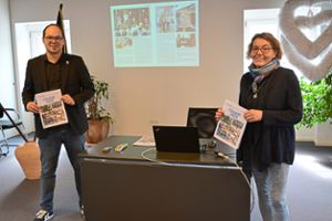 Bürgermeister Martin Aßmuth und Autorin Christine Störr haben die Hofstettens erste Jahreschronik vorgestellt. Foto: Wölfle Foto: Schwarzwälder Bote