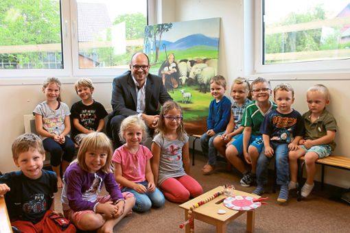 Am Freitagmorgen besuchte Hofstettens Bürgermeister Martin Aßmuth die Kinder der Sonnen-Gruppe in ihrem neuen Kindergartenhaus, in dem es ihnen sehr gut gefällt. Foto: Störr Foto: Schwarzwälder Bote