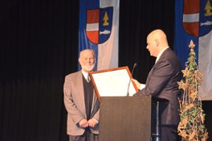 Heinz Erhardt (links) ist die Ehrenbürgerwürde der Gemeinde Rheinhausen verliehen worden. Bürgermeister Jürgen Louis überreichte die Auszeichnung. Foto: Meier Foto: Lahrer Zeitung