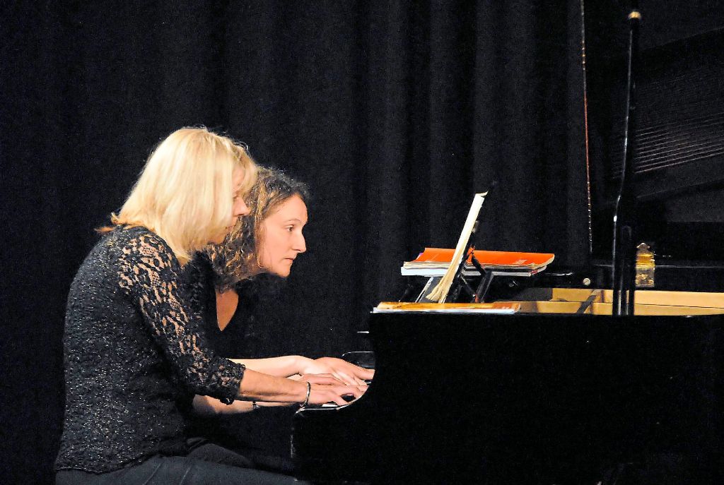 Susanne Schneider (links) und Pamela Reith spielen vierhändig auf dem Flügel.   Foto: Baublies