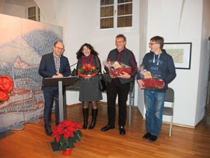 Christian Oberfell, Vorsitzender des Vereins Kultur im Schloss, (von links), dankte Bettina und Bernd Fritsch, Raphael Lüthi für ihren Einsatz. Foto: Jehle Foto: Schwarzwälder Bote