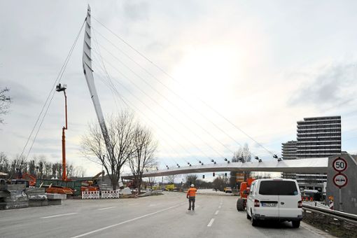 Ab heute  kann der Verkehr unter der Gartenschau-Brücke wieder rollen.   Foto: Baublies