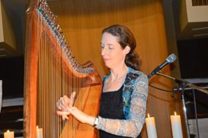 Nadia Birkenstock beherrscht nicht nur ihre Harfe, auch singen kann sie. Das zeigte sie bei ihrem Konzert in der Friedenskirche in Altenheim. Foto: Bühler Foto: Lahrer Zeitung