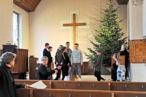 Die Konfirmanden machen die Seelbacher Kirche zu  ihrer Bühne.  Foto: Kiryakova Foto: Lahrer Zeitung
