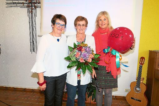 Charlotte Schubnell (links) und Heimleiterin Claudia Collet (rechts) dankten Annrerose Lauer für die Spende.   Foto: cbs
