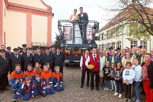 Im siebten Himmel: Bei der Hochzeit von  Melanie und Marco Engelmann am Samstag in Rust hat die Feuerwehr ihre neue Drehleiter mal flugs umfunktioniert.  Foto: Rest
